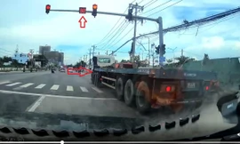 VIDEO: Xe đầu kéo đi sai làn còn vượt đèn đỏ 