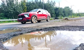 Đường hơn 5.000 tỷ đồng ở TPHCM sau 1 năm đã bong tróc, chằng chịt 'ổ voi'