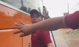 [Clip] Phụ xe khách cầm gậy đe dọa người đi đường gây xôn xao dư luận ở TPHCM 