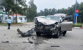 Xe tải lật nhào giữa đường khi va chạm ô tô 7 chỗ ở TPHCM 