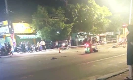 CLIP: Tránh xe đạp, tài xế xe máy văng vào ô tô tải, tử vong tại chỗ