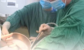 Người đàn ông trung niên suýt chết vì bạn làm cùng nghịch dại