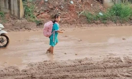 Học sinh lội bùn đến trường mỗi ngày ở TPHCM, chuyện gì đang xảy ra?