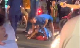 Một cán bộ công an tử vong nằm trên đường ở TPHCM