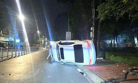 Ô tô lật giữa đường trong đêm ở TPHCM