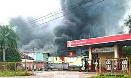 Lửa bao trùm kho hàng gần cây xăng ở TPHCM
