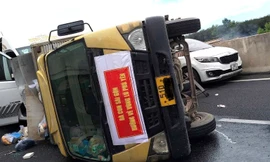 Xe chở hàng cứu trợ lũ lụt bị lật trên cao tốc Phan Thiết - Dầu Giây