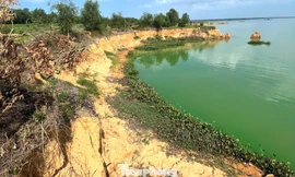 Đua nhau hút cát, hồ nhân tạo lớn nhất Đông Nam Á bị xói lở nghiêm trọng 