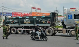 Hai cô gái tử vong dưới bánh xe ben đầu kéo ở TPHCM