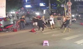 [CLIP] Nhóm người ập vào quán hủ tiếu đánh nhau tơi bời rồi nói ‘nhầm mục tiêu’