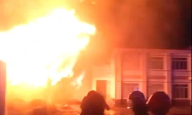 Lửa dữ dội bao trùm xưởng gỗ ở TPHCM