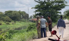 Phát hiện thi thể nam giới chỉ nhô ra đôi chân trên rạch ở TPHCM