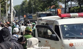 Taxi tông cây xanh, cuốn xe máy rồi lao vào nhà dân, một người tử vong