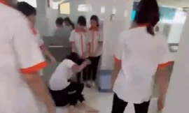 Nữ sinh bị đánh trong nhà vệ sinh của trường