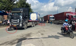 Gia đình 3 người tử vong dưới bánh xe đầu kéo container