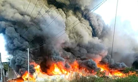 Lửa ngùn ngụt bao trùm nhà xưởng công ty gỗ ở TPHCM