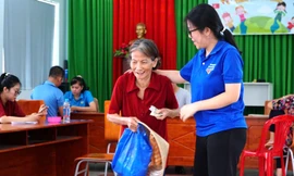 Tuổi trẻ TPHCM tích cực hỗ trợ trao ‘lì xì’ Tết Độc lập tận tay người đến muộn