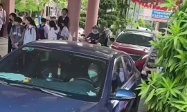 Phụ huynh bức xúc khi nhiều ô tô chạy trong sân trường lách giữa 'rừng' học sinh