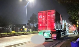 Vừa dừng lề đường mua cà phê, tài xế tá hỏa phát hiện người chết sau đuôi xe