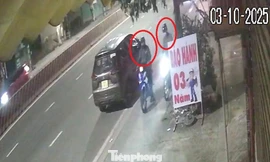 Clip: Tài xế dừng xe lề đường bị trộm cuỗm ngay điện thoại