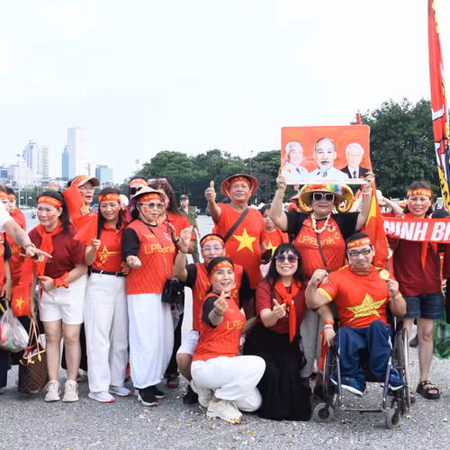 CĐV tiếp lửa tuyển Việt Nam đấu Campuchia bằng tình yêu vô điều kiện 