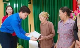 Anh Đào Tuấn Anh – Bí thư Đoàn Thanh niên, Chủ tịch Hội Sinh viên Trường Đại học Công đoàn trao tặng quà hỗ trợ bà con nhân dân bị ảnh hưởng bởi bão, lũ.