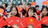 Tặng 5.500 quạt in hình cờ đỏ sao vàng cho người dân xem diễu binh, diễu hành 2/9