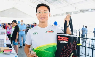 Runner - Nhà báo Ngô Công Quang nhận racekit tại Giải Vô địch quốc gia Marathon và cự ly dài báo Tiền Phong ở Phú Yên.