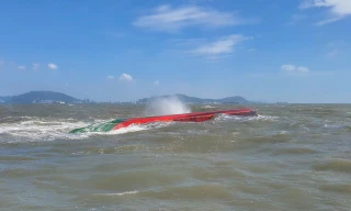 Sà lan chở hơn 900 khối cát lật úp ở Vũng Tàu, 3 thuyền viên rơi xuống biển