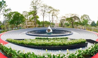 Tận thấy tượng đài Giọt Nước trong Công viên tưởng niệm nạn nhân COVID-19