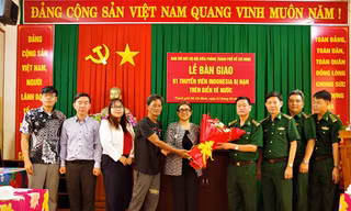 Bàn giao thuyền viên bị nạn trên biển cho Tổng Lãnh sự quán Indonesia