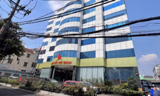 Ngân hàng siết nợ hàng trăm sổ đỏ 