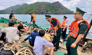 Cứu 5 ngư dân rơi xuống nước ở vùng biển Côn Đảo