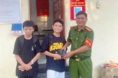 Hai học sinh lớp 8 ở Đồng Nai trả lại ví tiền cho người đánh rơi