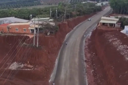 Đồng Nai tổ chức họp, xin lỗi người dân vụ nhà cheo leo khi hạ cốt nền đường