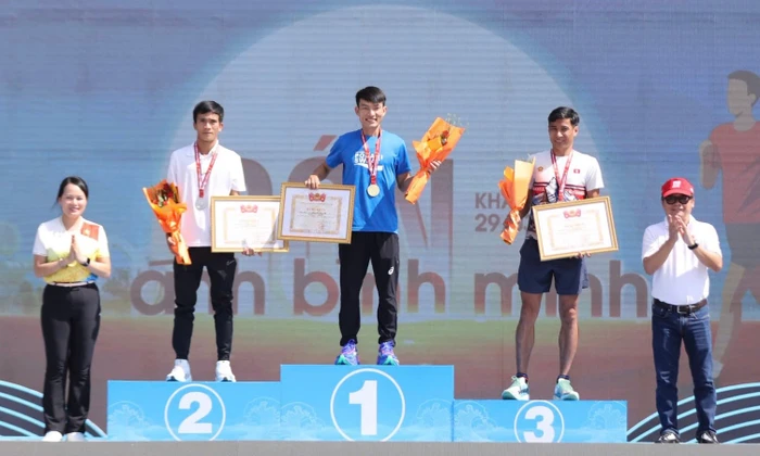 Vận động viên chạy 10km hệ tuyển xuất phát