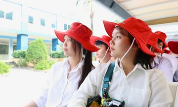 Gần 100 thủ khoa tham quan nơi xử lý rác thải hiện đại bậc nhất Việt Nam