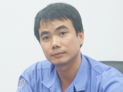 Hỏi cớ sao miệng ống khói lại lạ đời như vậy, Giám đốc Nguyễn Văn Tuấn, 32 tuổi, ngậm ngùi: “Chỉ để giảm tiếng ồn từ ống khói”.