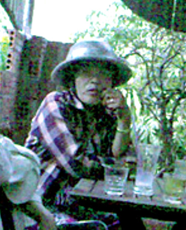 Bà Xê đang thương lượng với PV về việc mua bán trẻ - Ảnh: Thanh niên