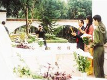 Tổng biên tập báo Tiền Phong - nhà thơ Dương Kỳ Anh và Hoa hậu Việt Nam Nguyễn Thị Huyền thắp hương tưởng niệm trước mộ các cô gái TNXP Ngã ba Đồng Lộc - ảnh: đỗ hà