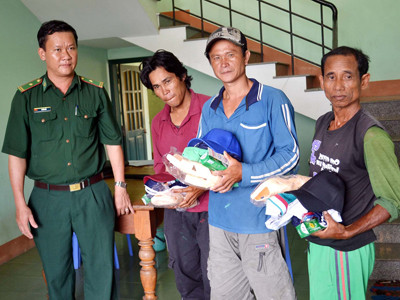 BĐBP Bình Định phát đồ dùng cá nhân cho ba ngư dân Philippines. Ảnh: V.H