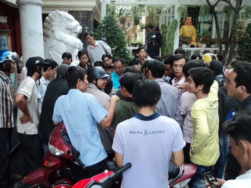 Ông Trí trả lương tháng 3 cho công nhân