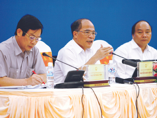 Phó Thủ tướng thường trực Nguyễn Sinh Hùng (Ngồi giữa)