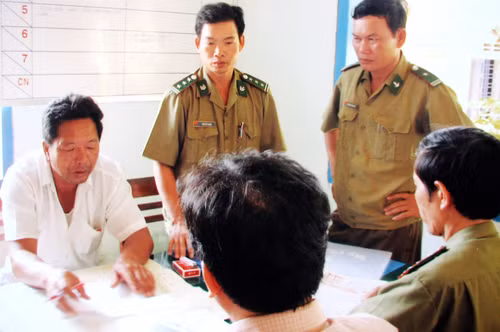 Ông Đường Đình Dũng ký vào biên bản vi phạm Ảnh: BĐBP Quảng Ngãi