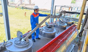 Cuối tháng 3, những lô E100 đã xuất bán bằng đường bộ.