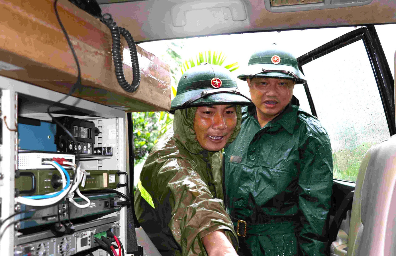 Bất chấp mưa lạnh, gió giật, thiết bị ẩm ướt, sóng bị nhiễu, lính Thông tin vẫn kiên trì, đội mưa, căng mình “bắt” sóng, khôi phục tín hiệu.