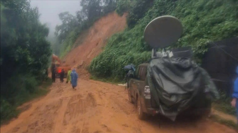 Thực hiện chỉ đạo của Bộ Tư lệnh Quân khu 5, Lữ đoàn thông tin 575 đã điều động xe đặc chủng đến hiện trường, bảo đảm thông tin liên lạc tại khu vực sạt lở ở Đà Nẵng.