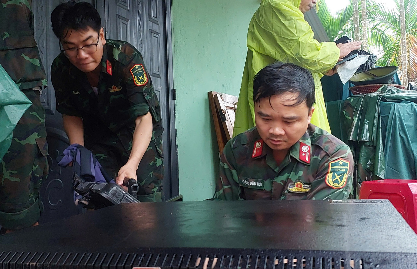 Vừa khôi phục liên lạc, vừa bảo đảm đường truyền và truyền hình ảnh trực tiếp của lực lượng chức năng khắc phục sự cố sạt lở về Sở chỉ huy Quân khu phục vụ chỉ đạo, điều hành.