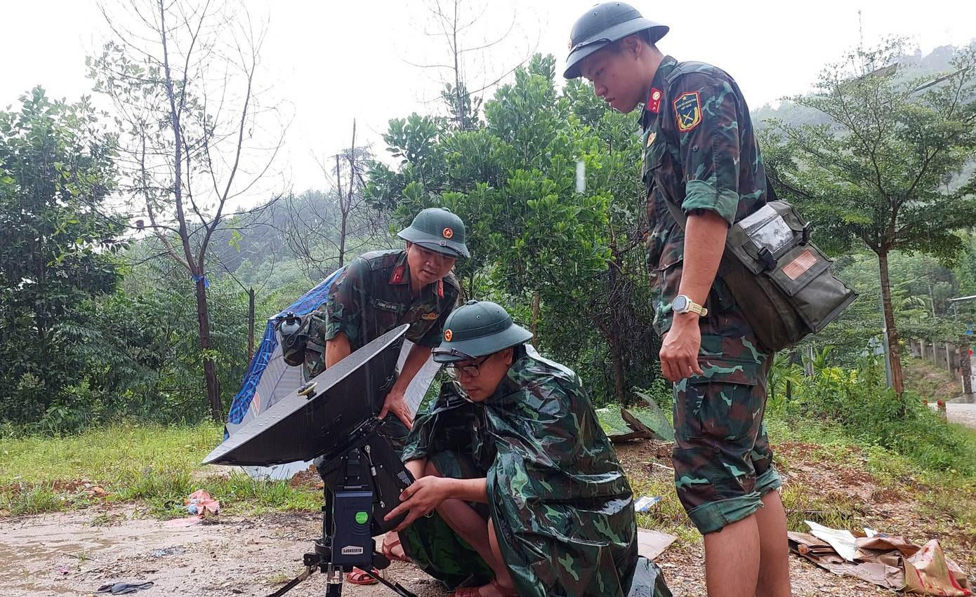 Đường cơ động đến hiện trường phải băng qua nhiều khu vực sạt lở, đơn vị phối hợp chặt chẽ với Lữ đoàn Công binh 270 và các lực lượng địa phương để khắc phục, nhanh chóng có mặt tại hiện trường.