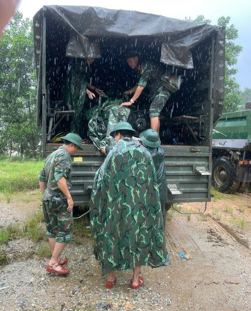 Lính thông tin băng rừng, đội mưa đảm bảo liên lạc vùng sạt lở ở Đà Nẵng ảnh 7